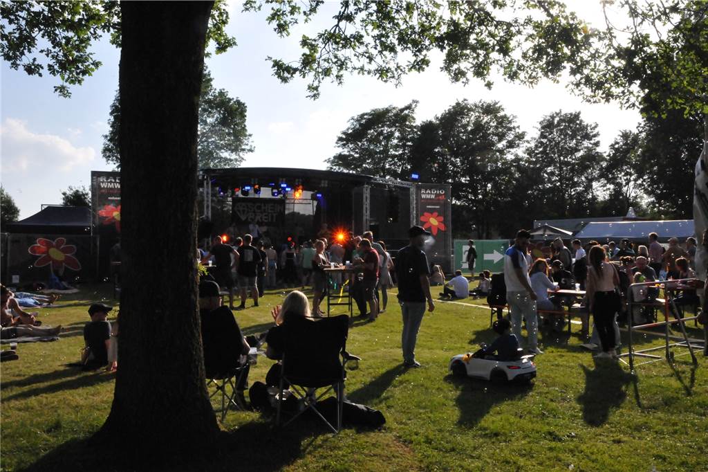 Sperenzken Open-Air: Sommer, Sonne, Stimmung und starke Musik (mit Video) Auf der Bühne die Band Scheinbreit, vor der Bühne Fans und alle, die es in Zukunft noch werden.