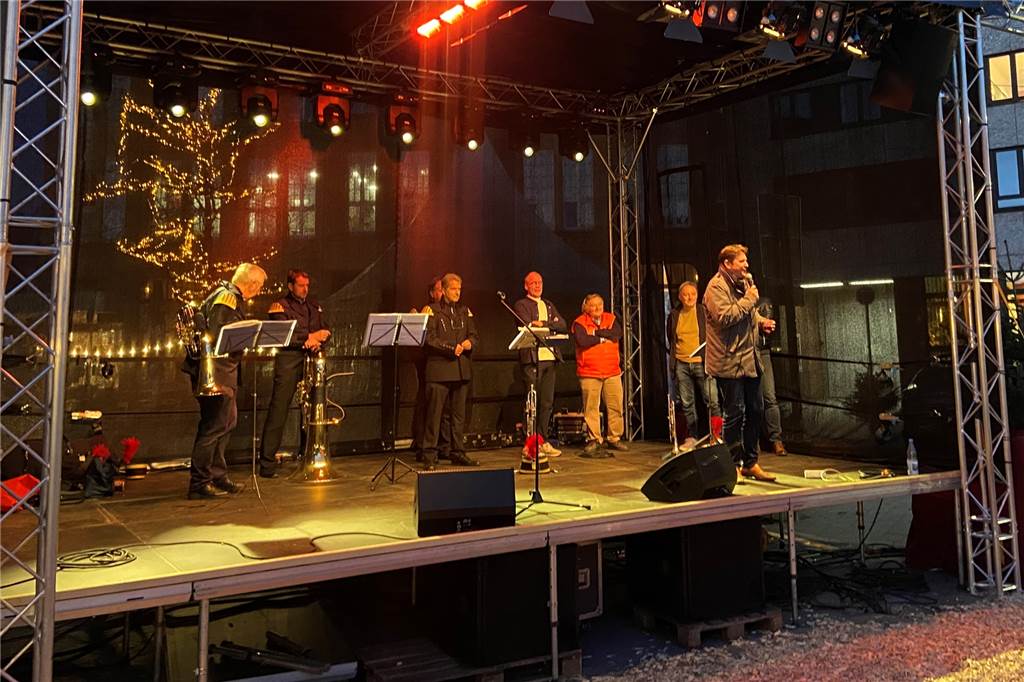 „Ab ins Zelt 2022“ wird halbes Open-Air: Weihnachtsmarkt ist eröffnet Bürgermeister Rajko Kravanja eröffnet den Weihnachtsmarkt in der Castroper-Altstadt 2022