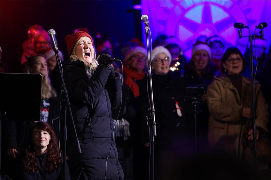 Benefizkonzert der Rotarier: Jährliches Spektakel auf dem Schmücker Hof Auf der Bühne und auf dem ganzen Schmücker Hof herrscht adventliche Stimmung bei den Benefizkonzerten in Kirchhellen.
