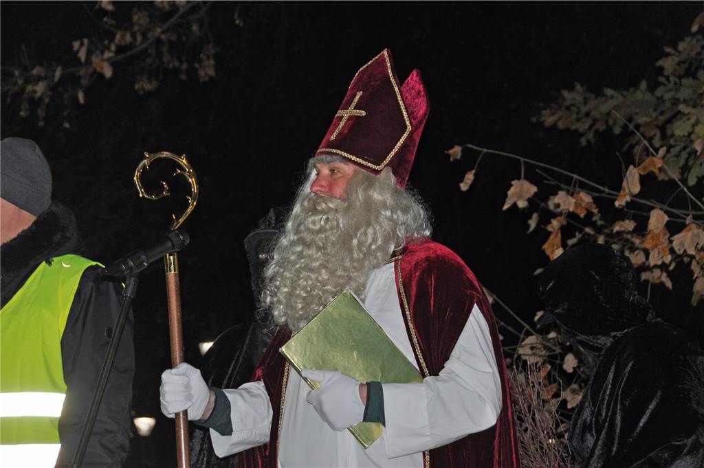 Der Nikolaus hielt auf einer Bühne eine kurze Ansprache