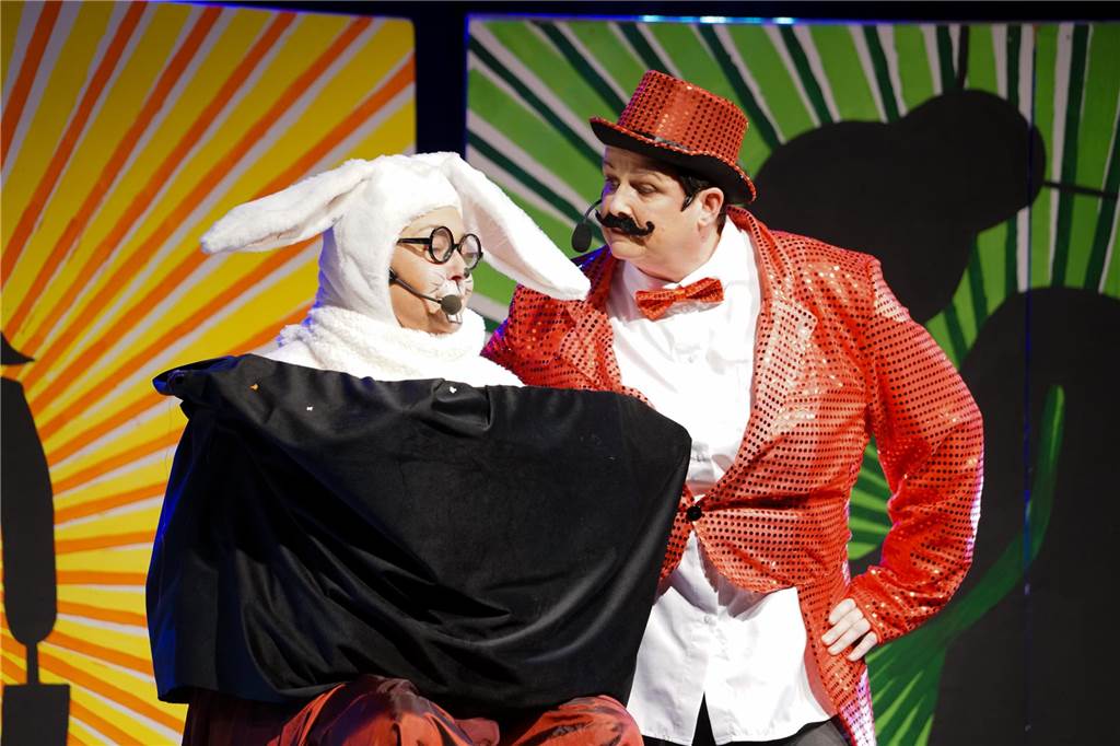 Närrische Hochburg: Jecke Eindrücke vom Karneval der Frauen Auf der Bühne wurde ein buntes Programm gezeigt.