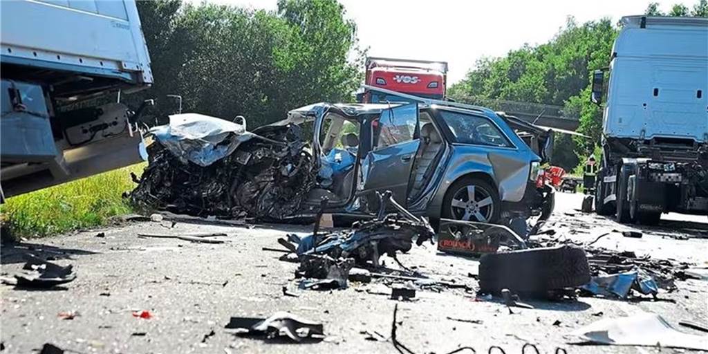 Schwerer Unfall auf B54 bei Heek: Audi kracht frontal in Lkw Auf der Bundesstraße 54 hat sich am Dienstagabend (14.06.) gegen 17.30 Uhr zwischen Ochtrup-Heek und der Ausfahrt zur Autobahn 31ein schwerer Verkehrsunfall ereignet.