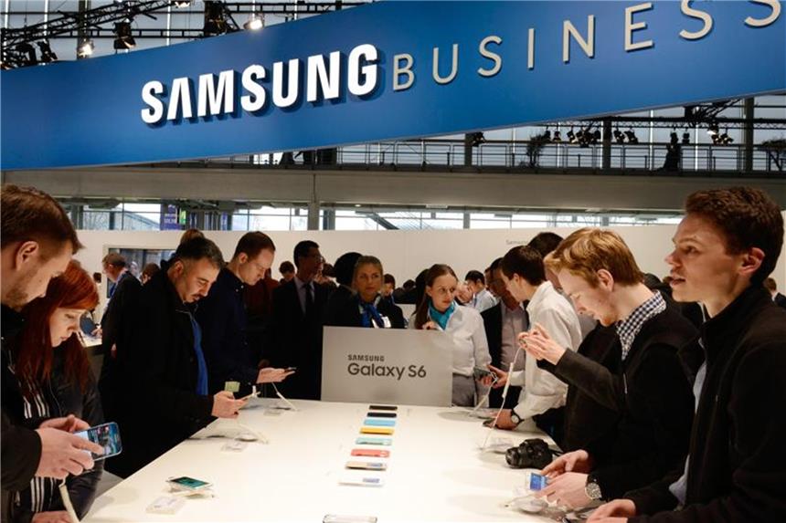 Samsung am Scheideweg vor dem 80-jährigen Bestehen Auf der CeBIT in Hanover informieren sich Besucher am Stand von Samsung. Foto: Mauritz Antin/epa