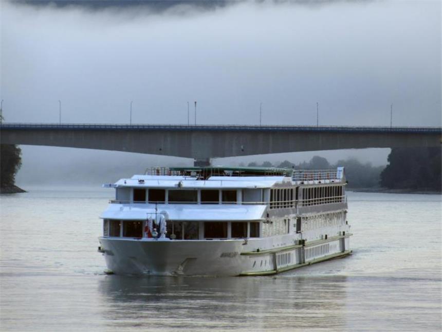 Eine Flusskreuzfahrt auf der Donau Auf der Donau zwischen Passau und Budapest: Flusskreuzfahrten werden immer beliebter. Foto: Bernd Kubisch/dpa