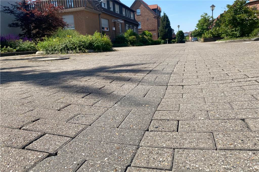 Schäden an Dorfheide: Diskussion um Busverkehr in Ratssitzung in Ascheberg Auf der Dorfheide is die Mitte der Straße teils abgesackt, einzelne Gullis haben sich in kleine Schlaglöcher verwandelt.
