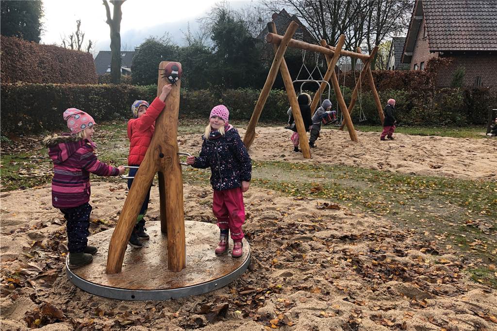 Beliebter Spielplatz im Ortskern ist kaum wiederzuerkennen Auf der Drehscheibe findet sich auch ein kleiner Marienkäfer aus Holz.