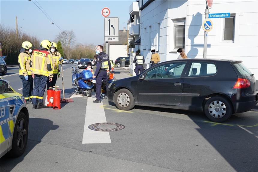 Schwerverletzter Motorrollerfahrer nach Unfall auf Dortmunder Straße Auf der Ecke Grimbergstraße / Dortmunder Straße war am Mittwoch die Feuerwehr im Einsatz: Ein Motoroller und ein Auto stießen dort zusammen.