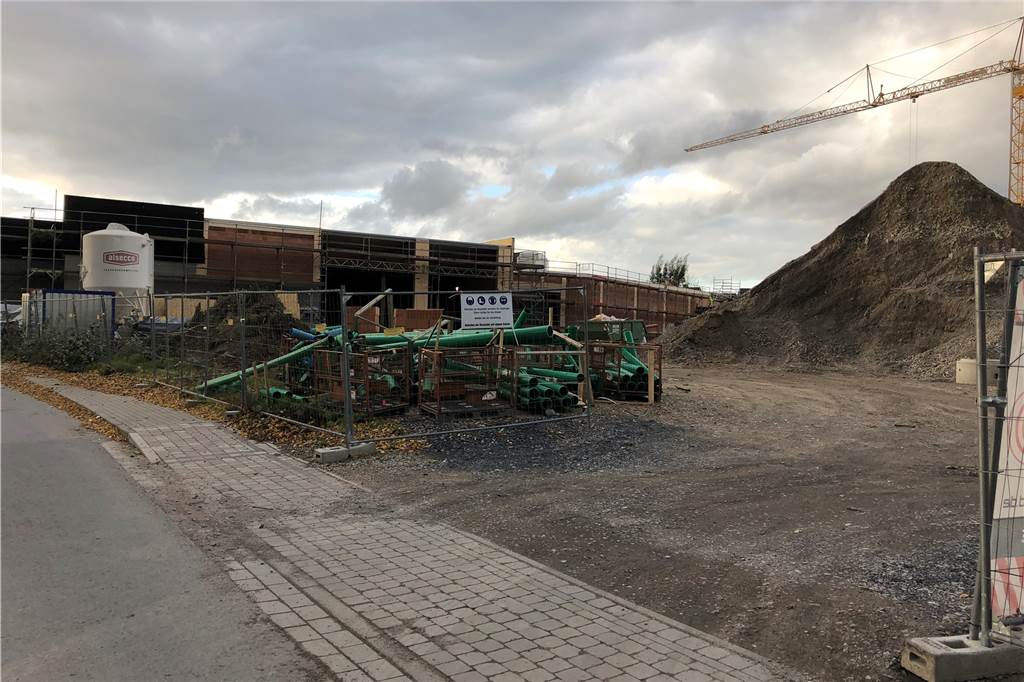 Neuer Rewe kommt im Sommer 2021 - was wird aus dem Rewe in der Altstadt? Auf der ehemaligen Fläche des Autohauses Rüschkamp entstehen Einzelhandelsgeschäfte, wie hier der Rewe-Markt. Er wird nach dem Vorbild des Rewe-Marktes in Lüdinghausen gebaut.