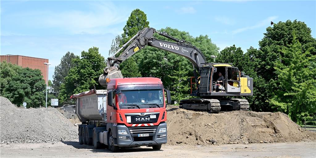 Auf der Ex-Mercedes-Fläche rollen Bagger und LKW. Von einem Baustart könne aber noch nicht die Rede sein, wie der Bauverein erklärt. Auch, weil bislang noch kein Baurecht besteht.