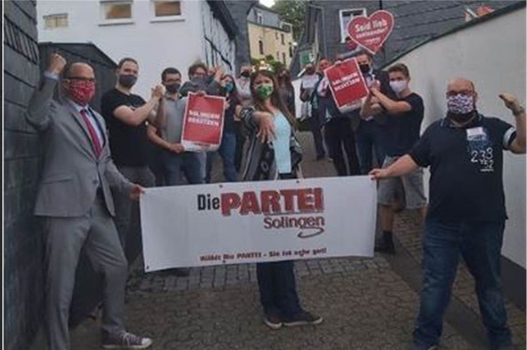 „Königin von Solingen“ will in Dortmund Oberbürgermeisterin werden Auf der Facebook-Seite des Ortsverbands Solingen der "Partei" wird Judith Storb als gekrönte Kandidatin für die OB-Wahl in Solingen gefeiert.