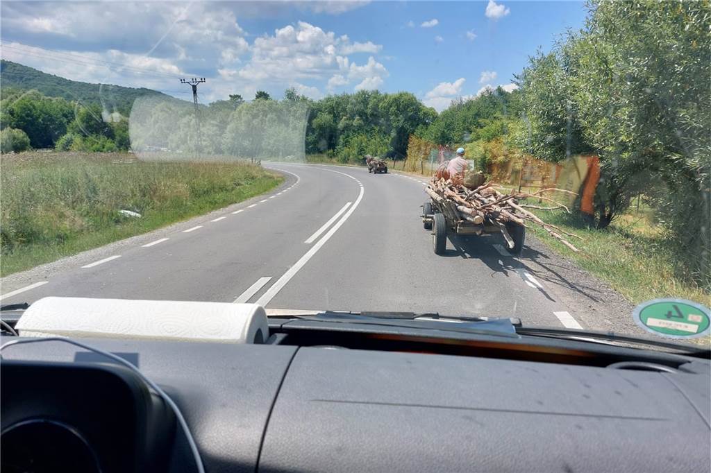 Andreas Englert fuhr Hilfstransport in die Ukraine: „Das macht süchtig“ Auf der Fahrt in die Ukraine hat Andreas Englert auch Pferdekarren überholt.