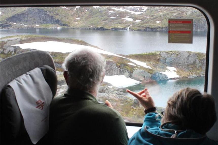 Auf der Fahrt zwischen Finse und Myrdal erblicken die Bahnreisenden Felsen, Flüsse und Seen. Foto: Bernd F. Meier