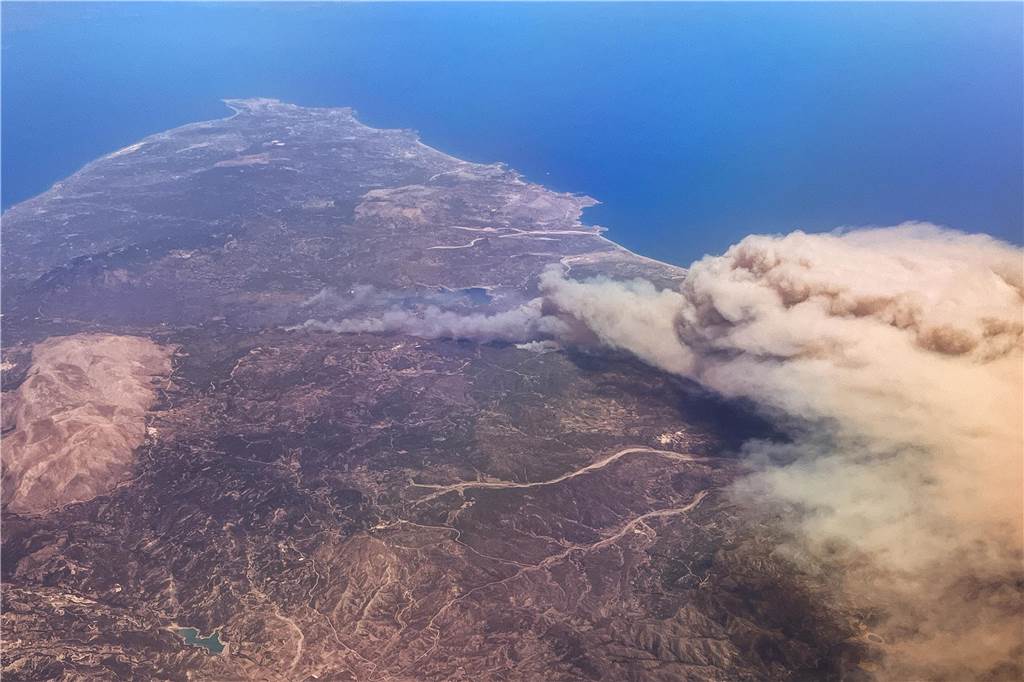 Hitzewelle und Großbrand in Griechenland: Tausende Menschen verbrachten die Nacht draußen Auf der Ferieninsel Rhodos wüten Waldbrände (Aufnahme aus einem Flugzeug).