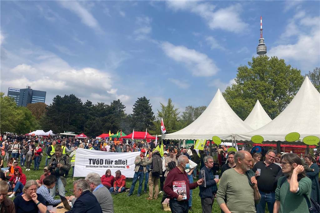 Auf der Festwiese im Westfalenpark feiern Gewerkschaften und gewerkschaftsnahe Organisationen ein buntes Familienfest zum 1. Mai. Das Bild stammt aus dem Jahr 2022.