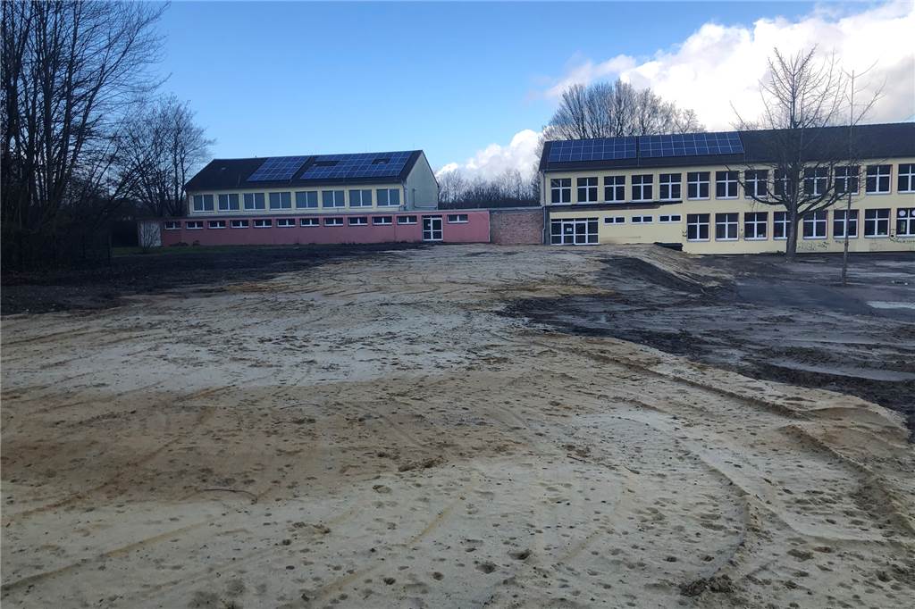 Kita-Ausbau in Castrop-Rauxel: Für Ü3-Kinder fehlen 140 Plätze Auf der Freifläche vor der ehemaligen Harkortschule soll ein neuer Kindergarten Platz finden.