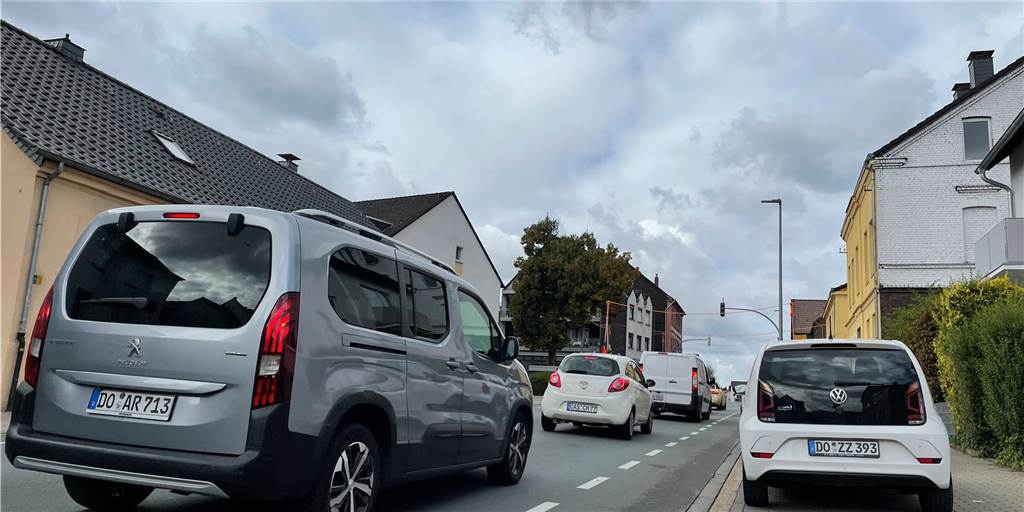 Lange Staus auf wichtiger Straße zwischen Dortmund und Castrop-Rauxel Baustellenampel an der Baustelle auf der Frohlinder Straße