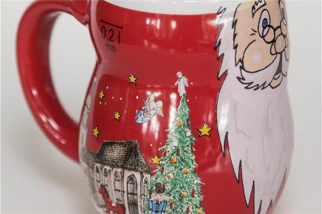 Auf der Glühwein-Tasse 2013 prangte ein Weihnachtsmann. Die Form gab es bereits im Vorjahr.