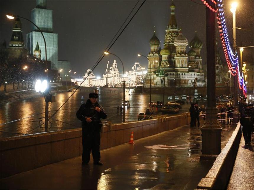 Entsetzen nach Mord an Putin-Kritiker Nemzow Auf der großen Moskwa-Brücke am Kreml wurde Nemzow von hinten erschossen. Foto: Sergei Ilnitsky