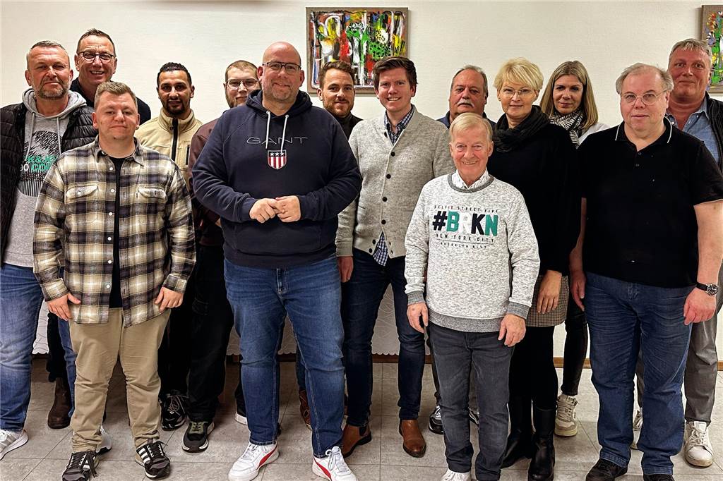 Auf der Gründungsversammlung des neuen SPD-Ortsvereins stellte sich der erweiterte Vorstand zum Gruppenfoto