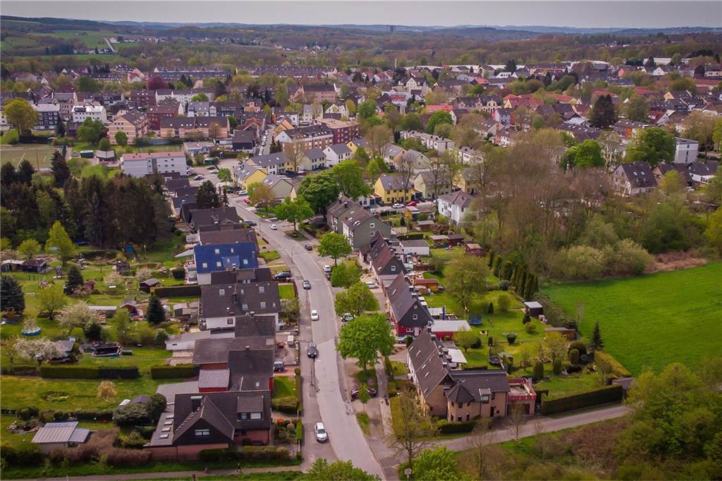 Auf der Grünfläche an der Idastraße ist ein Wohnprojekt mit rund 200 Wohneinheiten geplant. Nun wurde hier zur Freude der Bebauungsgegner der vom Aussterben bedrohte Wachtelkönig entdeckt. 