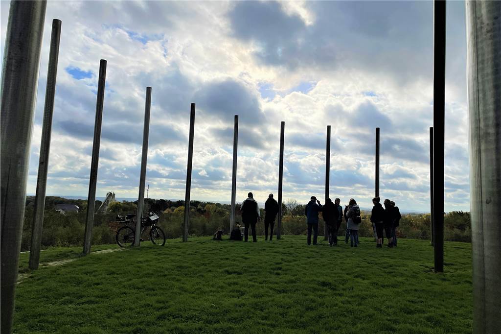 Mini-Spektakel am Mittag: Uwe Eschbach sieht Sonnenfinsternis von der Halde Auf der Halde auf Schwerin trafen sich am Dienstag ein paar Leute, um die Sonnenfinsternis zu beobachten.