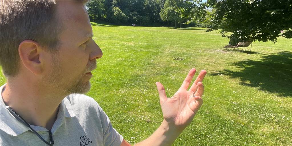 Grünes Licht und viel Geld für Castrop-Rauxeler Super-Spielplatz vom Land Auf der Hallenbadwiese könnte ein großer Spiel-, Sport- und Bewegungspark entstehen. Eine BI hat etwas dagegen. Unser Reporter hat sich vor einigen Wochen vor Ort umgesehen.