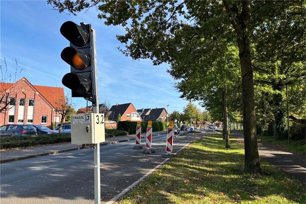 Update zur Sperrung auf der Hamalandstraße: Baumaßnahmen im Zeitplan Eine Baustellenampel regelt den Verkehr.