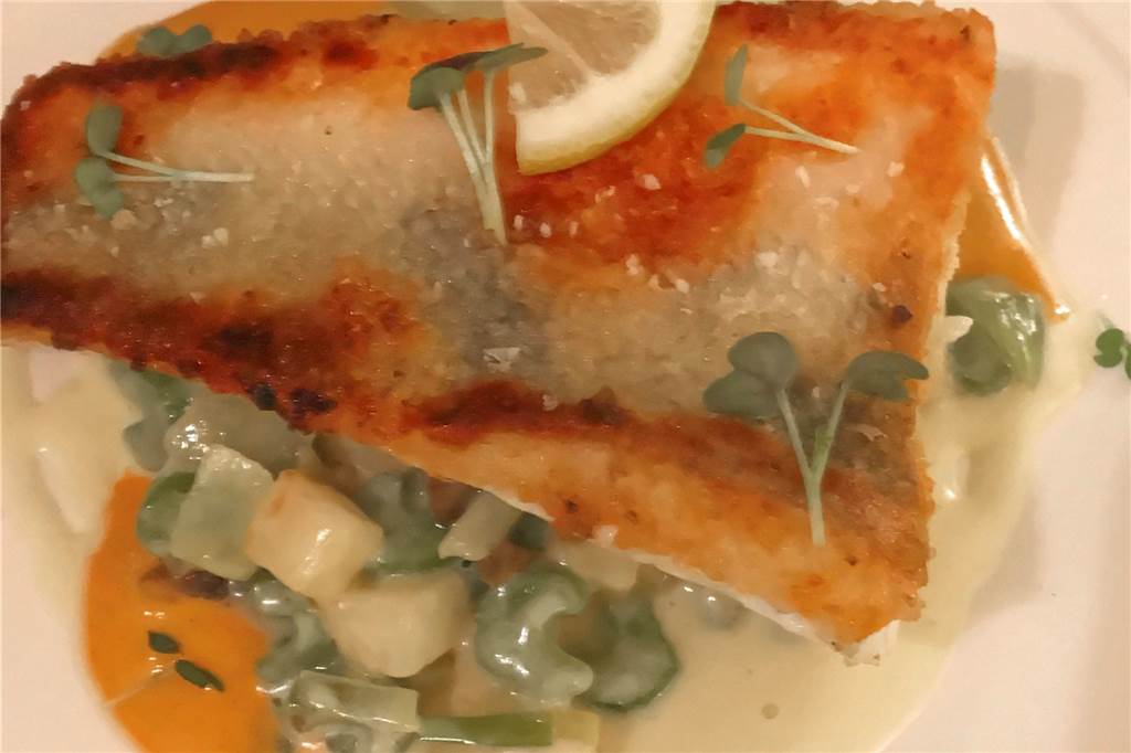 Auf der Haut gebraten und auf einem Ratatouillegemüse präsentiert sich der Zander.