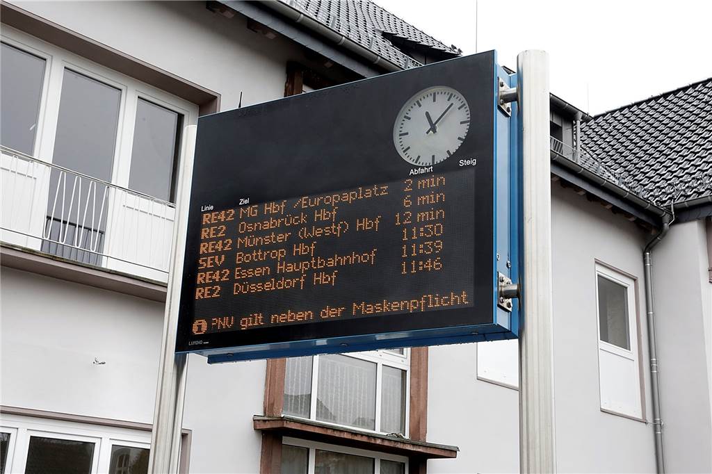 „Von einem Musterbahnhof ist der Bahnhof Haltern noch weit entfernt“ Auf der Hinweistafel vor dem Bahnhof gibt es keine Hinweise auf die Bahnsteige, an denen die Züge abfahren.