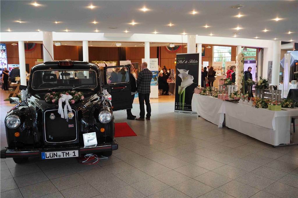 Vintage-Stil für Braut und Bräutigam ist angesagt Auf der Hochzeitsmesse im Hansesaal gab es allerhand zu bestaunen: Kleider, Hochzeitskarten, Autos, Foto-Ideen und vieles mehr.