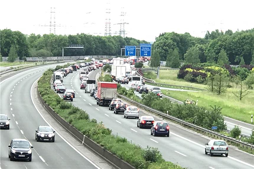 A45: Auto überholt Taxi über den Standstreifen und baut einen Unfall Auf der Höhe des Autobahnkreuzes Dortmund-Nordwest hat sich der Unfall ereignet, bei dem ein Hyundai komplett zerstört wurde.