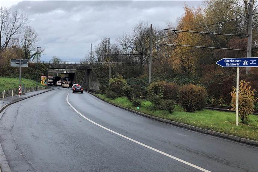 Nach Unfällen: Tempo 30 für die Huckarder Straße bleibt in der Diskussion Auf der Huckarder Straße dürfen Autos derzeit noch 50 km/h schnell fahren.