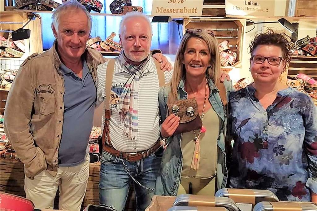 Alles für Hund und Halter: „Endlich mal was Neues auf dem Markt“ Auf der Hundemesse in Wotersen haben Monika Hartmann (r.) und Lutz Insel (2.v.l.) die „Pharos“ (Martin Bolze und Michaela Scherer) kennengelernt. Zu diesem Zeitpunkt war Corona noch kein Thema.