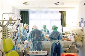Auf der Intensivstation (Symbolbild) der Klinik am Park in Lünen-Brambauer kämpfte Covid-Patient Ralf Schattner (54) ums Überleben.