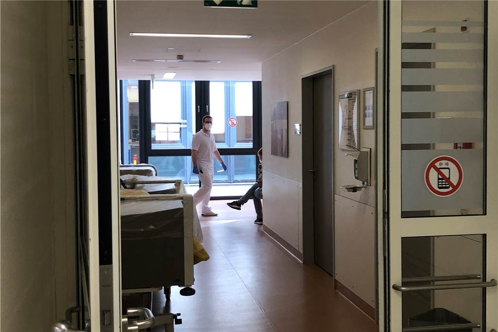 Corona-Bonus, Pflegenotstand, Parkplätze: Das sagt EvK-Klinikleitung Ein Blick in die Intensivstation des EvK.
