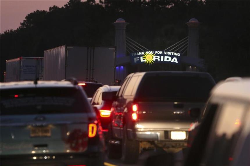 „Irma“ könnte Sprit verteuern und US-Wirtschaft treffen Auf der Interstate 75 nahe Jennings in Florida staut sich der Verkehr. Foto: John Bazemore