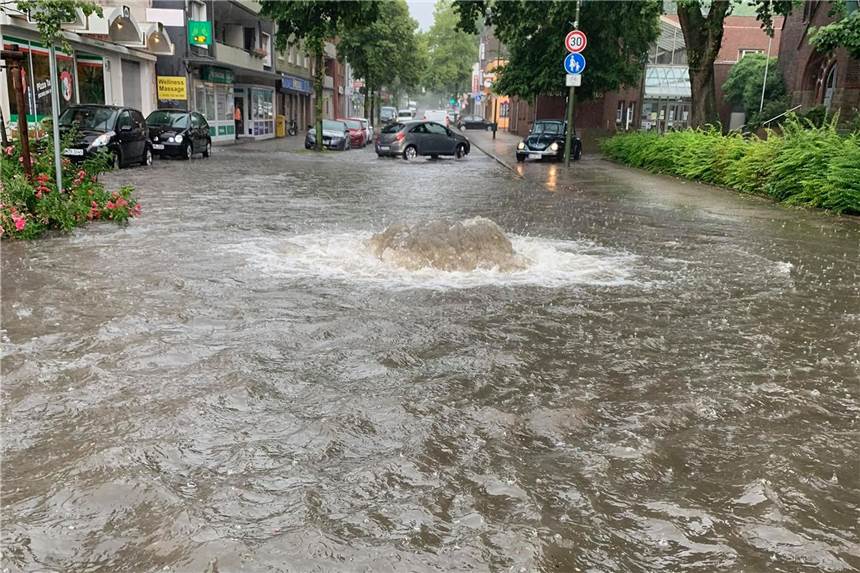Gewitter: Blitzeinschlag, vollgelaufene Keller und überflutete Straßen in Lünen Auf der Jägerstraße in Lünen war die Situation besonders schlimm. Laut Angaben eines RN-Lesers kamen Gullideckel hoch und gefährdeten den Straßenverkehr.