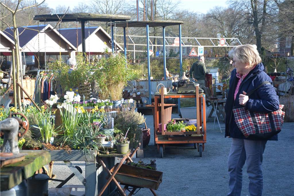 Für Kauflustige und Träumer: Das war der Langschläfeflohmarkt der Gärtnerei Tausendschön Auf der Jagd nach Schnäppchen führte es viele Besucher zum Langschläferflohmarkt der Gärtnerei Tausendschön.