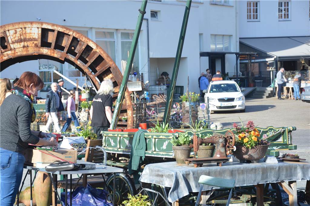 Auf der Jagd nach Schnäppchen führte es viele Besucher zum Langschläferflohmarkt der Gärtnerei Tausendschön. 