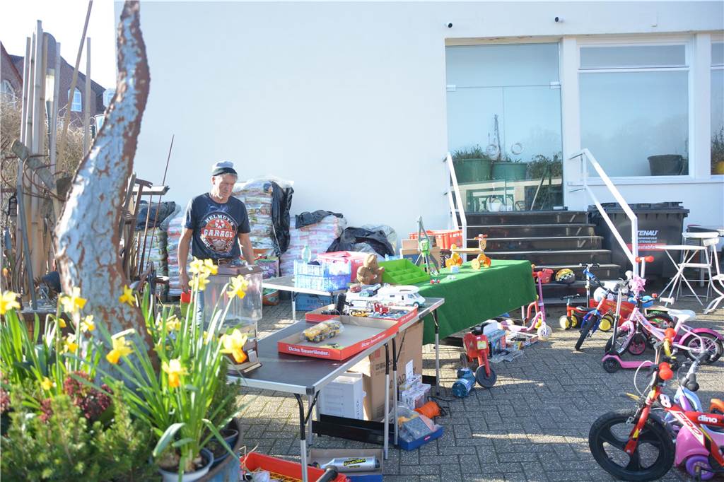 Auf der Jagd nach Schnäppchen führte es viele Besucher zum Langschläferflohmarkt der Gärtnerei Tausendschön. 