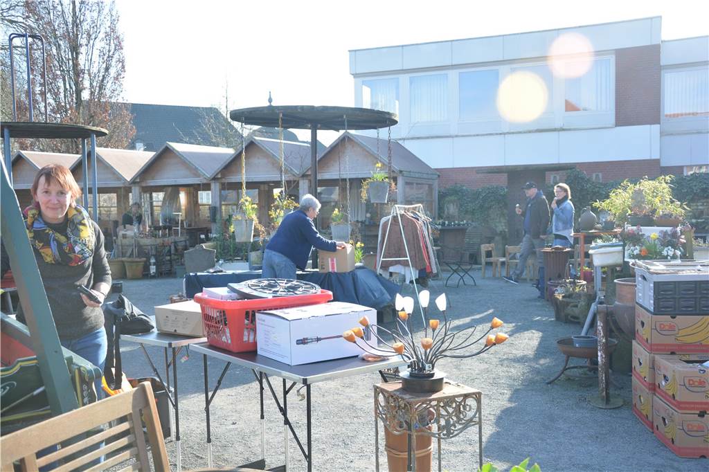 Auf der Jagd nach Schnäppchen führte es viele Besucher zum Langschläferflohmarkt der Gärtnerei Tausendschön. 
