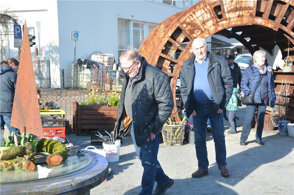 Auf der Jagd nach Schnäppchen führte es viele Besucher zum Langschläferflohmarkt der Gärtnerei Tausendschön. 