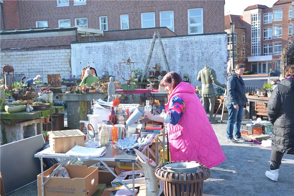 Auf der Jagd nach Schnäppchen führte es viele Besucher zum Langschläferflohmarkt der Gärtnerei Tausendschön. 