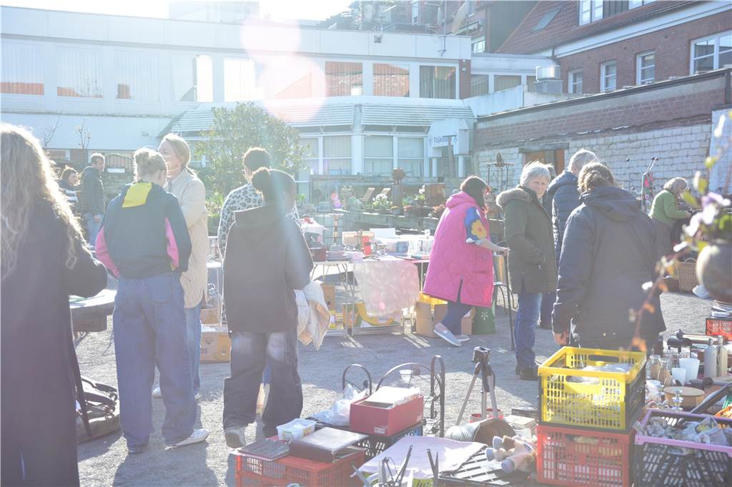 Auf der Jagd nach Schnäppchen führte es viele Besucher zum Langschläferflohmarkt der Gärtnerei Tausendschön. 