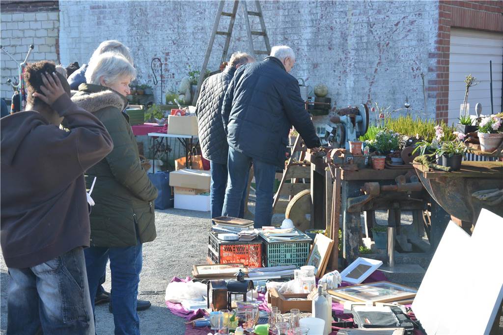 Auf der Jagd nach Schnäppchen führte es viele Besucher zum Langschläferflohmarkt der Gärtnerei Tausendschön. 