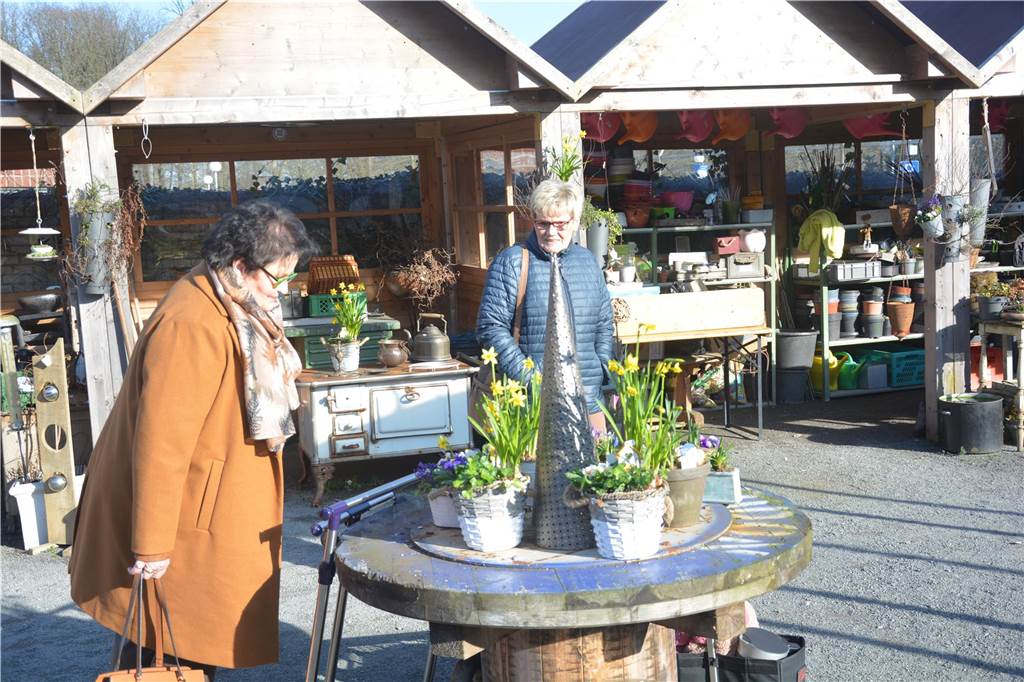 Auf der Jagd nach Schnäppchen führte es viele Besucher zum Langschläferflohmarkt der Gärtnerei Tausendschön. 