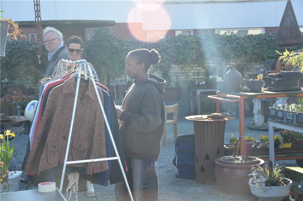 Auf der Jagd nach Schnäppchen führte es viele Besucher zum Langschläferflohmarkt der Gärtnerei Tausendschön. 