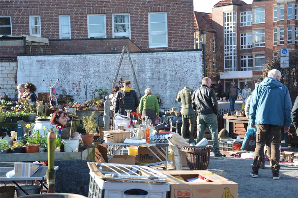 Auf der Jagd nach Schnäppchen führte es viele Besucher zum Langschläferflohmarkt der Gärtnerei Tausendschön. 