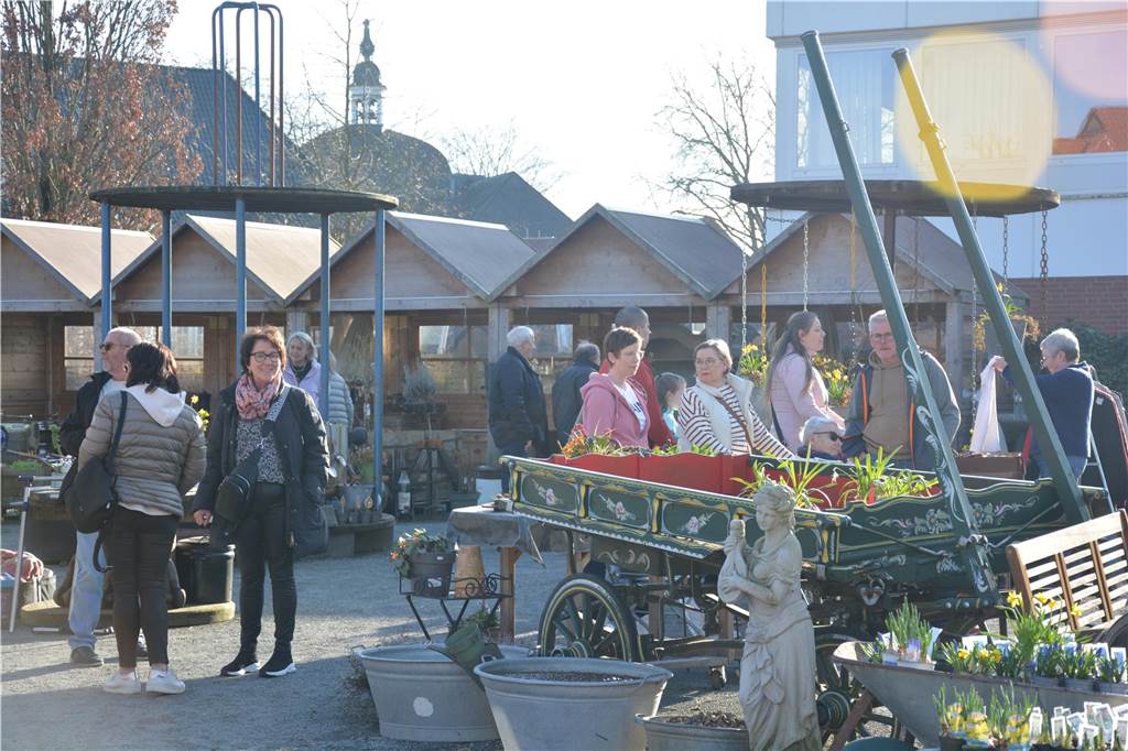 Auf der Jagd nach Schnäppchen führte es viele Besucher zum Langschläferflohmarkt der Gärtnerei Tausendschön. 