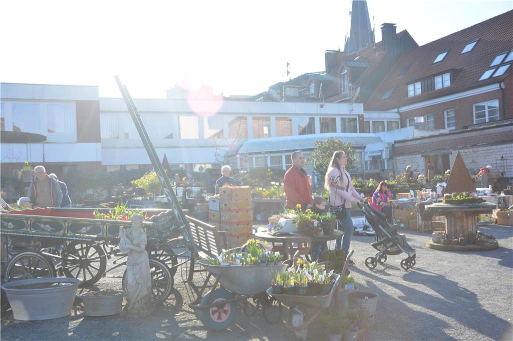 Auf der Jagd nach Schnäppchen führte es viele Besucher zum Langschläferflohmarkt der Gärtnerei Tausendschön. 